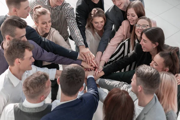 De cerca. un grupo de empleados haciendo un círculo de sus manos — Foto de Stock