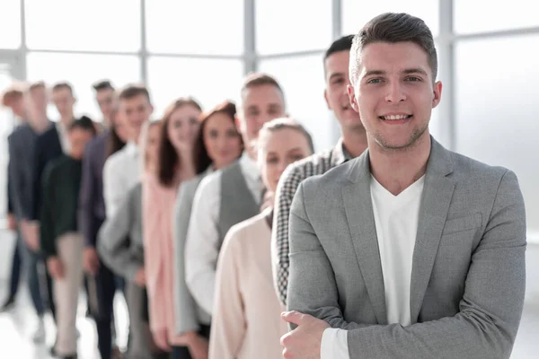 Säker kille står i kö för olika ungdomar — Stockfoto