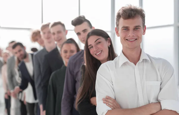 Beeld van een groep jongeren die in de rij staan — Stockfoto