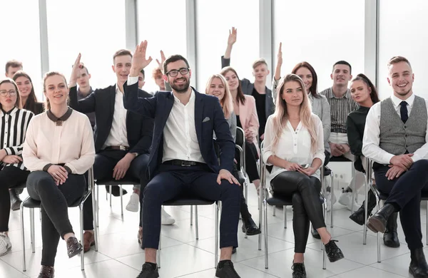 Studenten stellen während des Business-Seminars Fragen — Stockfoto