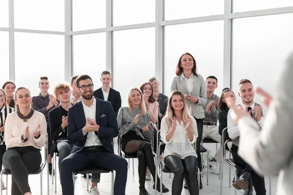 Image d'un conférencier donnant une conférence lors d'un séminaire d'affaires — Photo