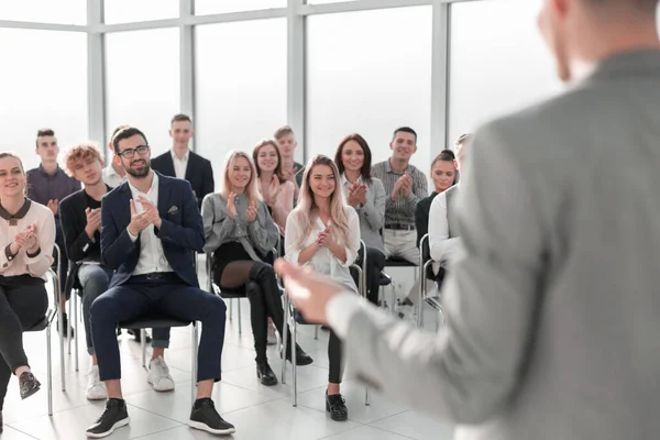 Image d'un conférencier donnant une conférence lors d'un séminaire d'affaires — Photo