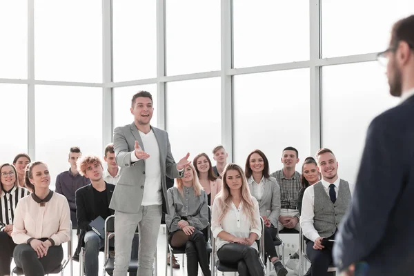 De cerca. orador respondiendo preguntas durante el seminario . —  Fotos de Stock