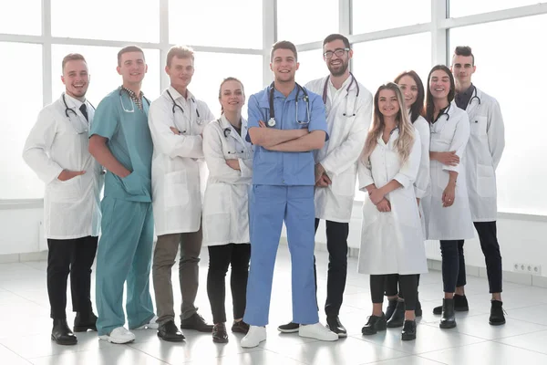 En pleno crecimiento. grupo de profesionales médicos de pie juntos — Foto de Stock