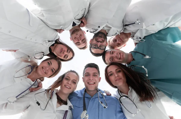 Vista dal basso. diversi professionisti medici in piedi in un cerchio. — Foto Stock