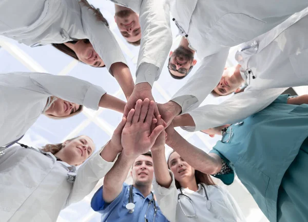 Вид знизу. різноманітні медичні фахівці демонструють свою єдність . — стокове фото