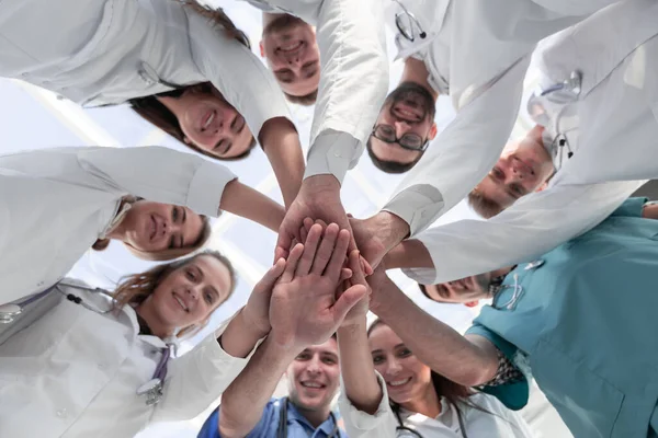 一番下だ。多様な医療従事者が団結を示し. — ストック写真