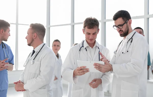 Professionisti medici che guardano lo schermo di un tablet digitale — Foto Stock