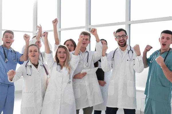 Grupo de profesionales médicos felices. foto con espacio de copia — Foto de Stock