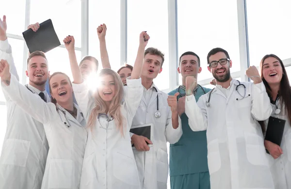 Grupo de profesionales médicos felices. foto con espacio de copia — Foto de Stock