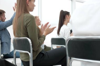 Dikiz aynası. Bir grup özenli genç dinleyici konferans odasında oturuyor. .