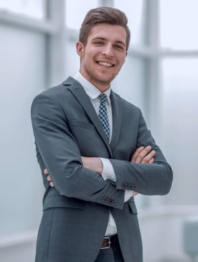 Ofisin arka planında başarılı bir iş adamı.