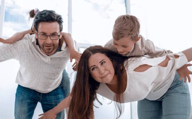 Sevgi dolu ebeveynler evlerinde çocuklarla oynuyorlar.