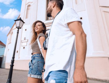 Bir çift şehrin sokaklarında yürüyor ve eğleniyor.