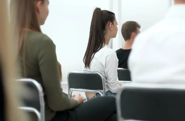 Vue arrière. un groupe de jeunes assis dans l'auditorium — Photo