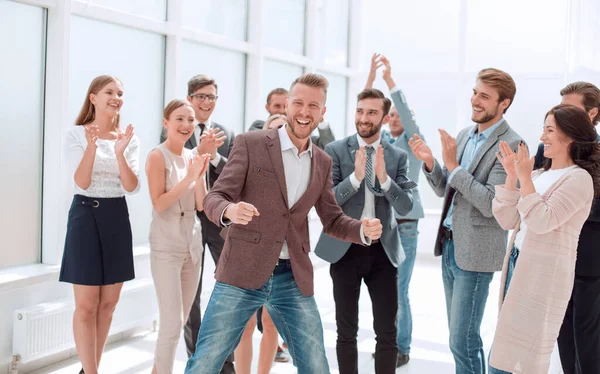 Jovem empresário no contexto de aplaudir a equipe de negócios. — Fotografia de Stock