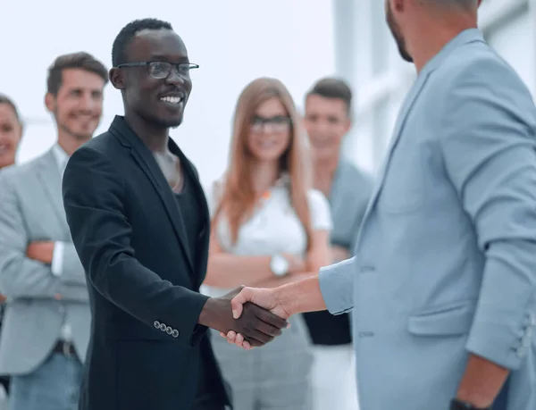 Feliz sorriso afro-americano empresário e caucasiano empresário — Fotografia de Stock