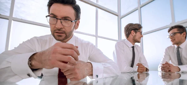 Affärskollegor som sitter vid kontorsbordet — Stockfoto