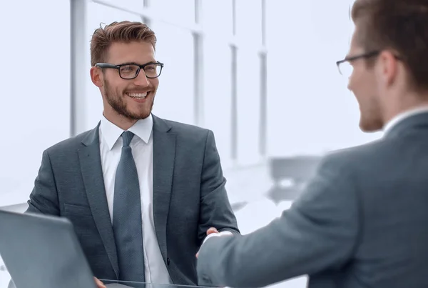 Cerrar. Gente de negocios sonriente estrechando la mano en la oficina — Foto de Stock