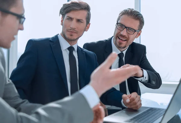 Empleados discutiendo el plan de negocios sentado en la oficina Escritorio —  Fotos de Stock