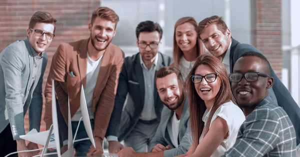 Multi-ethnic business team discusses the results of its work — Stock Photo, Image