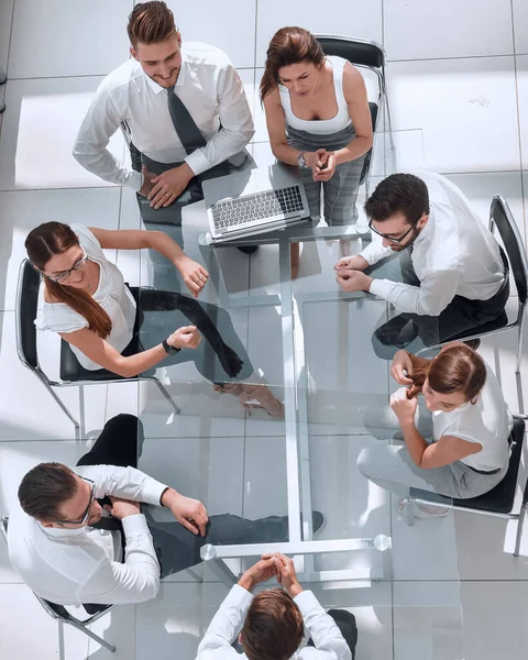 Top view.business tým sedí u stolu v kanceláři — Stock fotografie