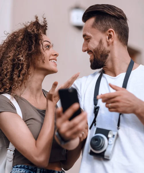 Couple standing in a city during there trip. — Stock Photo, Image