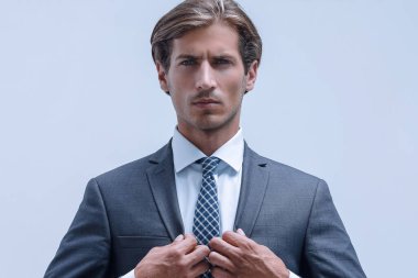 Kravatını düzelten düşünceli bir iş adamı..