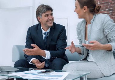 İş ortakları yeni sözleşmenin şartlarını tartıştılar