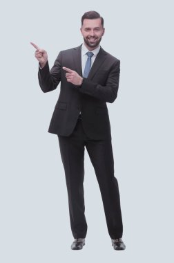 Gülümseyen yakışıklı iş adamı kopyalama alanını işaret ediyor. beyaz üzerine izole