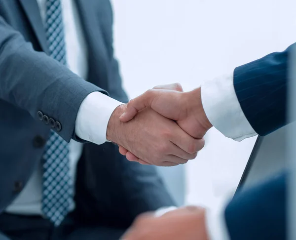 Primer plano de la gente de negocios dándole la mano a un trato — Foto de Stock