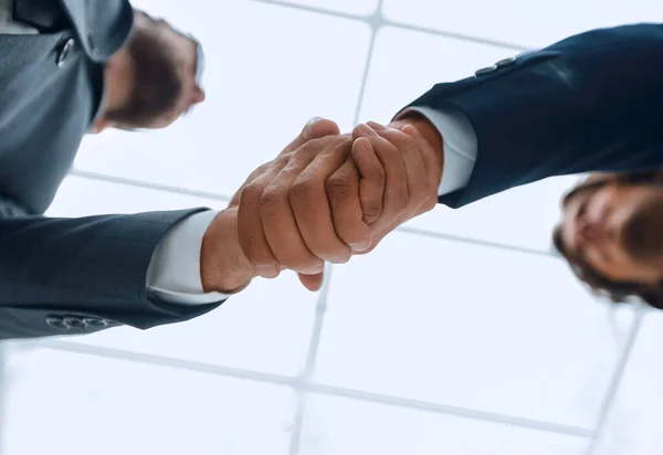Twee zakenmensen houden elkaars hand vast aan zakelijke samenwerking.. — Stockfoto