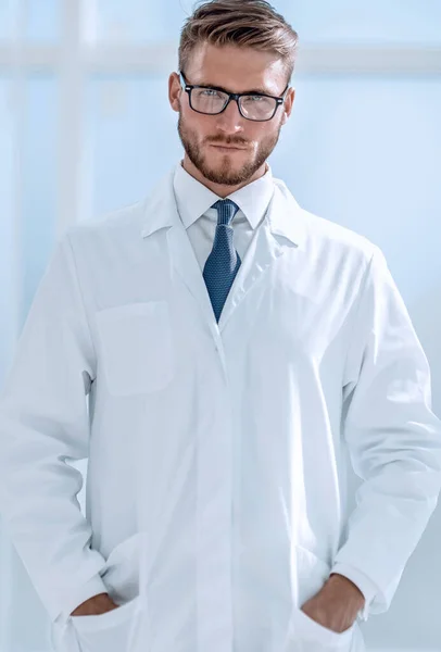 Retrato del médico sonriente de pie en el hospital — Foto de Stock