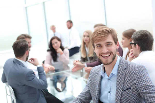 Uśmiechnięty biznesmen na tle biura . — Zdjęcie stockowe