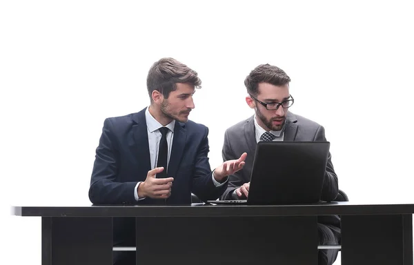 Dos personas de negocios discutiendo noticias en línea. aislado en blanco — Foto de Stock