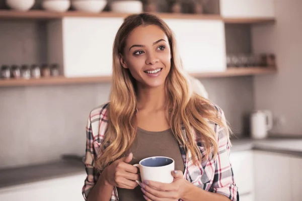 Glückliche junge Frau mit einer Tasse Kaffee — Stockfoto