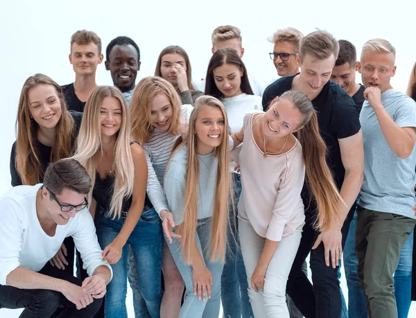 Groep vrolijke jongeren die naar de camera kijken. — Stockfoto