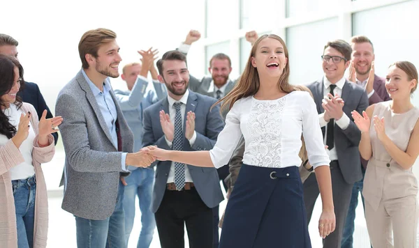 Junge Geschäftsfrau schüttelt ihrer Kollegin die Hand — Stockfoto