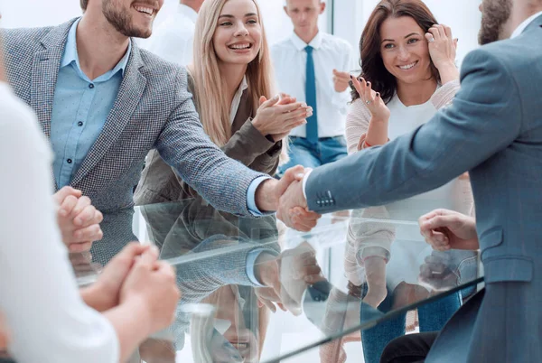 Zakenpartners schudden elkaar de hand tijdens een vergadering. — Stockfoto