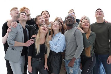 Geniş bir grup insan bir yerlere bakıyor.