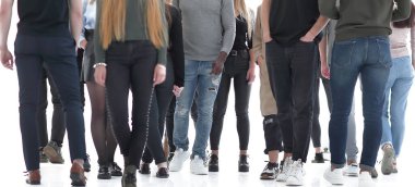 Bir grup sıradan insanın kırpılmış görüntüsü .