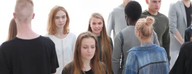 Bir grup farklı genç insan. beyaz üzerine izole