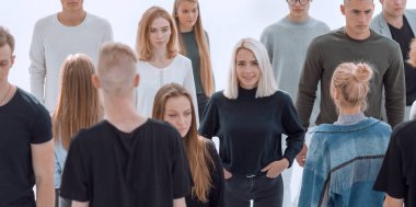 Bir grup farklı genç insan. beyaz üzerine izole