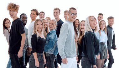 Gündelik giysiler içinde bir grup farklı genç insan..