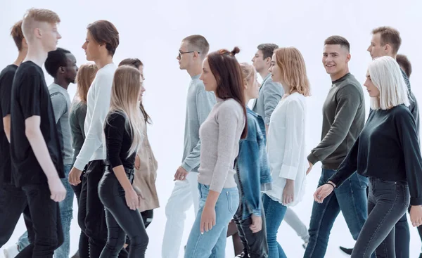 Jeunes occasionnels passant les uns à côté des autres — Photo