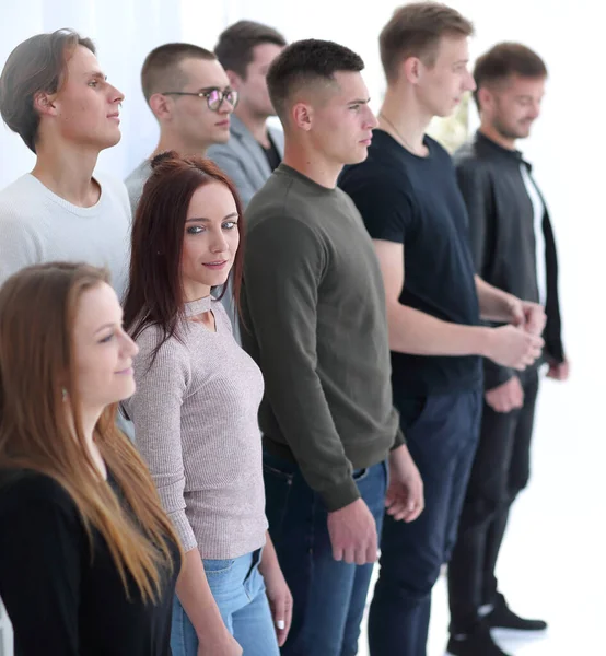 Jeunes occasionnels passant les uns à côté des autres — Photo