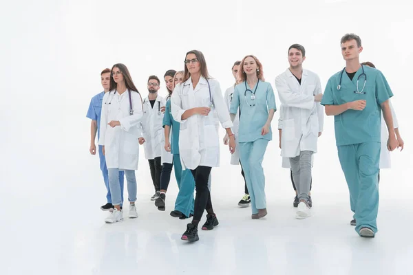 Grupo de jovens profissionais médicos em pé juntos — Fotografia de Stock