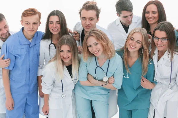 Genç tıp uzmanları bir arada duruyorlar. Sağlık koruma kavramı — Stok fotoğraf