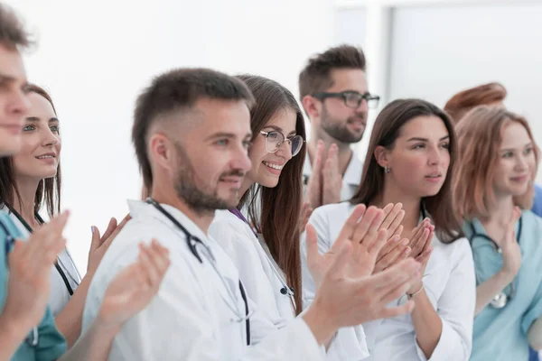Κλείσε. μια ομάδα διαφορετικών γιατρών χειροκροτεί μαζί. — Φωτογραφία Αρχείου