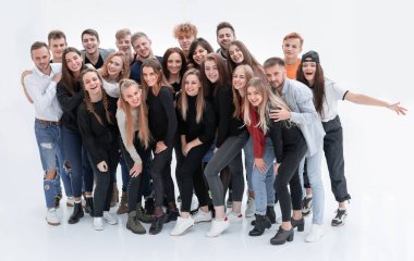 Geniş bir grup genç insan bir arada duruyorlar.